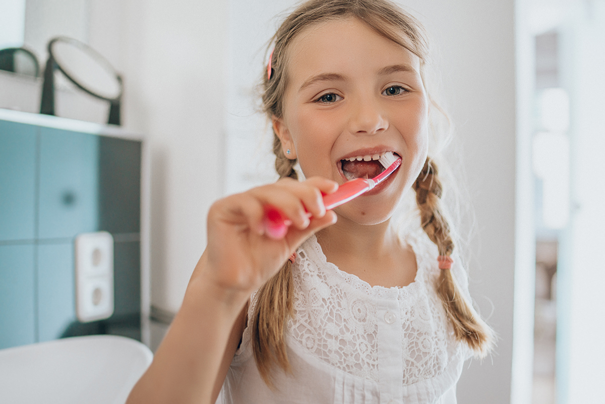 child teeth brushing